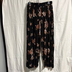 Eden & Olivia Black Floral Pants